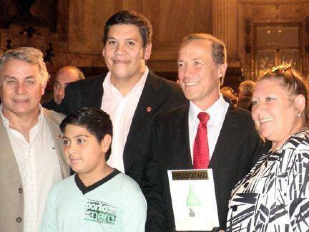 Premian a Giustiniani y socialistas zarate�os lo acompa�an