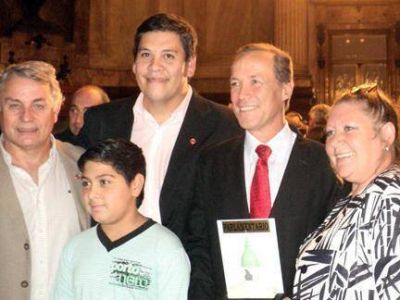 Premian a Giustiniani y socialistas zarate�os lo acompa�an