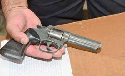 Dos motochorros apuntaron con un arma a los polic�as