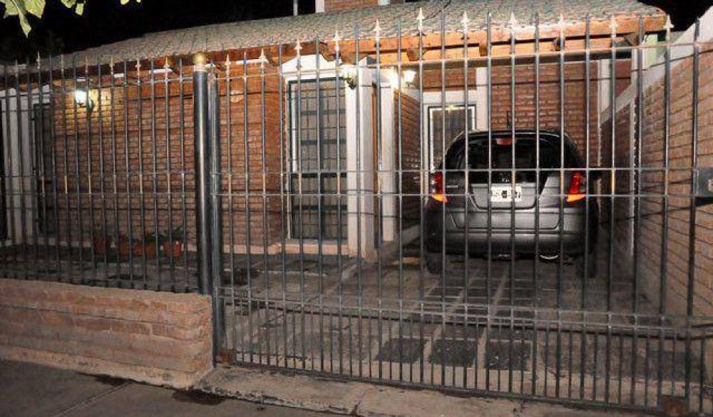 Violentan una puerta para entrar; roban dinero y electr�nica