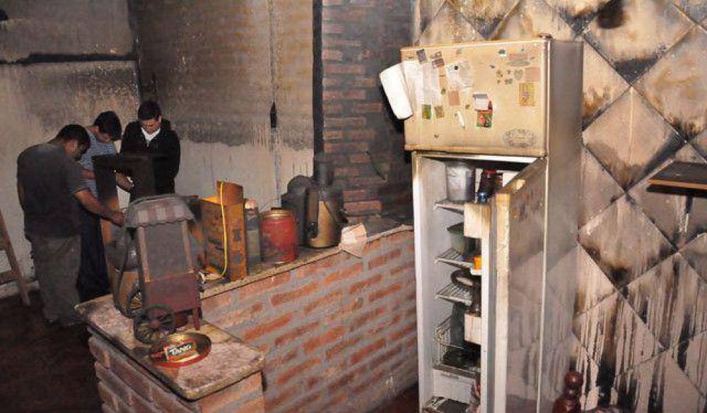 Ladrones roban todo de una casa, y luego la incendian