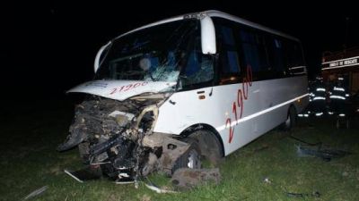 Muri� Eduardo Caminos al impactar su auto con una combi de pasajeros