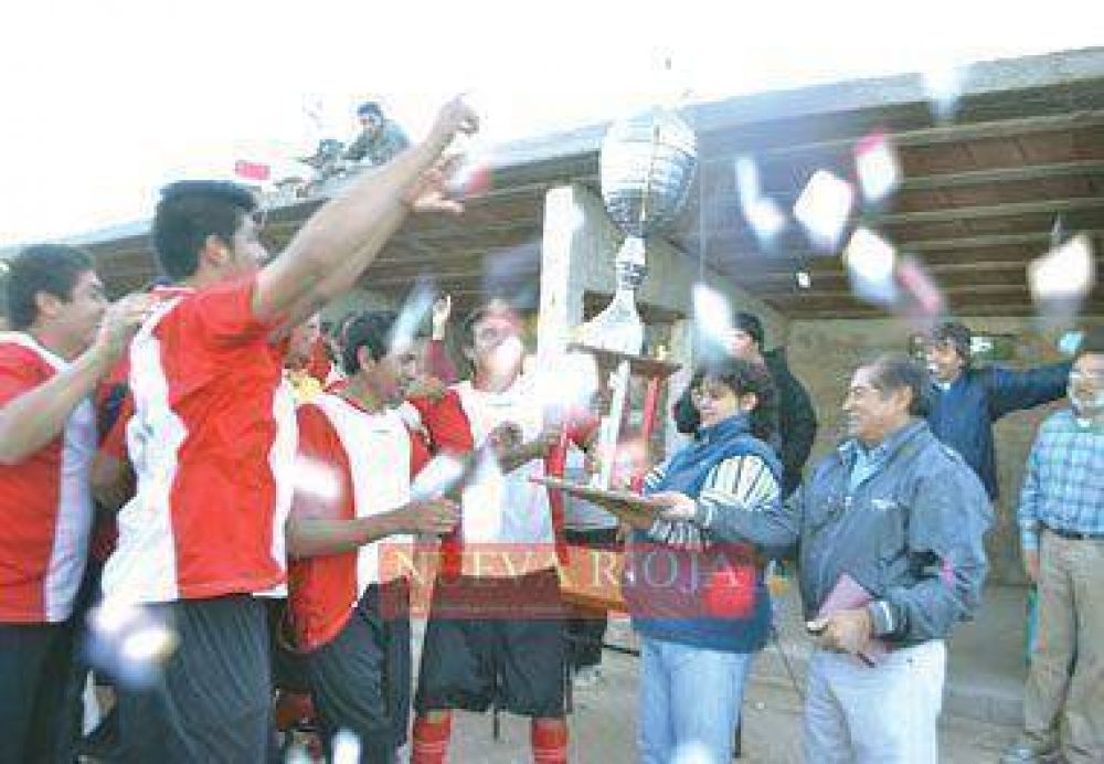 Aminga lo dio vuelta, gole� a Pe�arol y se consagr� campe�n
