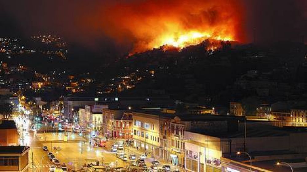Un incendio arras la ciudad: 12 muertos y 10.000 evacuados