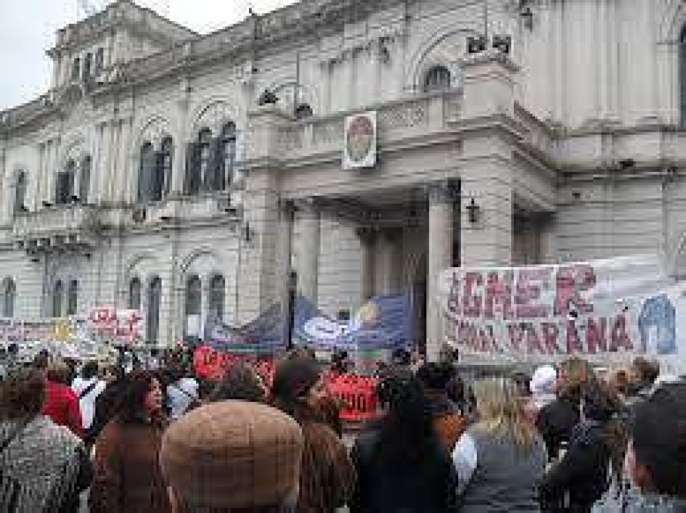 Marchan trabajadores de Salud en Paran�