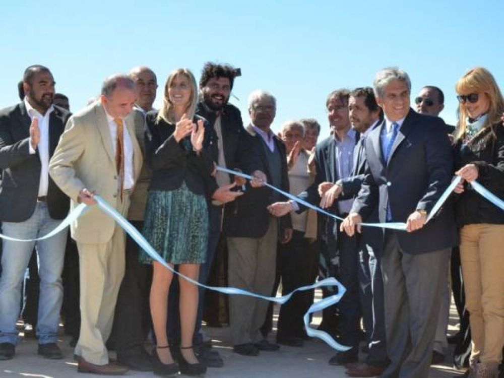 Inauguraron los azudes construidos en el r�o Desaguadero