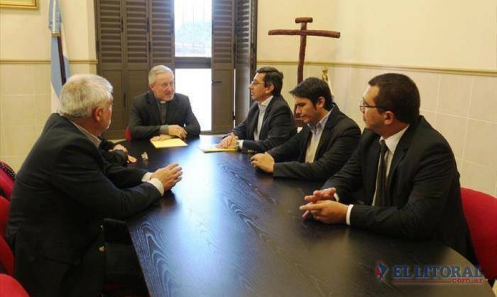 Ante la visita de ediles el Arzobispo pidi� consenso para incluir la cruz en la bandera