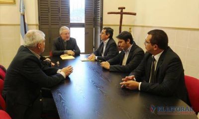 Ante la visita de ediles el Arzobispo pidi� consenso para incluir la cruz en la bandera