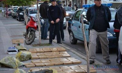 Detienen a remisero que transportaba en un auto 123 kilos de marihuana