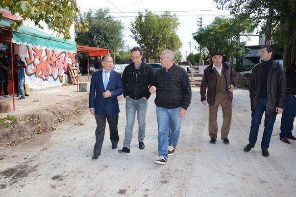 Descalzo y Piana recorrieron la obra de pavimentaci�n de la calle Hait�