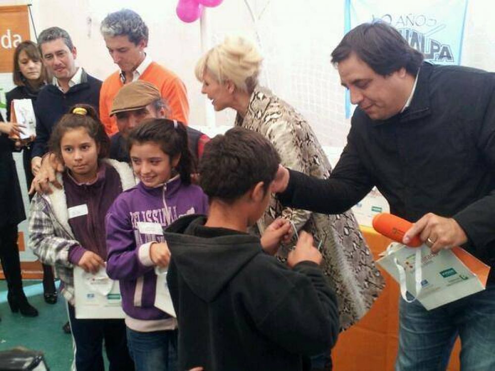 Karina Rabolini entreg� subsidios y anteojos en barrio Jorge Newbery
