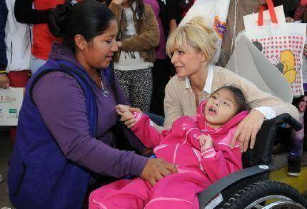 Karina Rabolini entreg� ayuda econ�mica a instituciones marplatenses