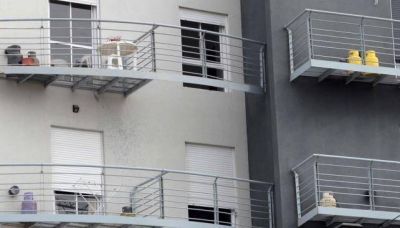 Falta gas natural y edificios ponen garrafas en balcones