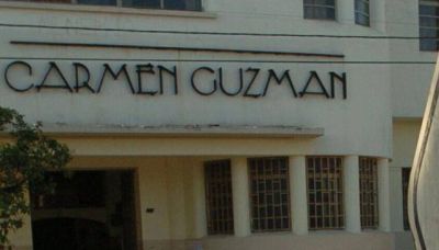 La directora explic� que se cay� porque la empujaron