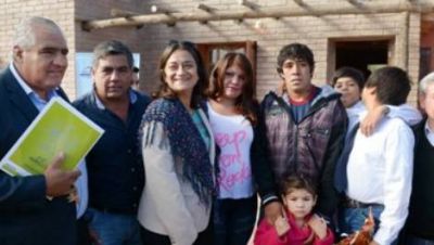 Corpacci entreg� viviendas rurales e inaugur� un SUM