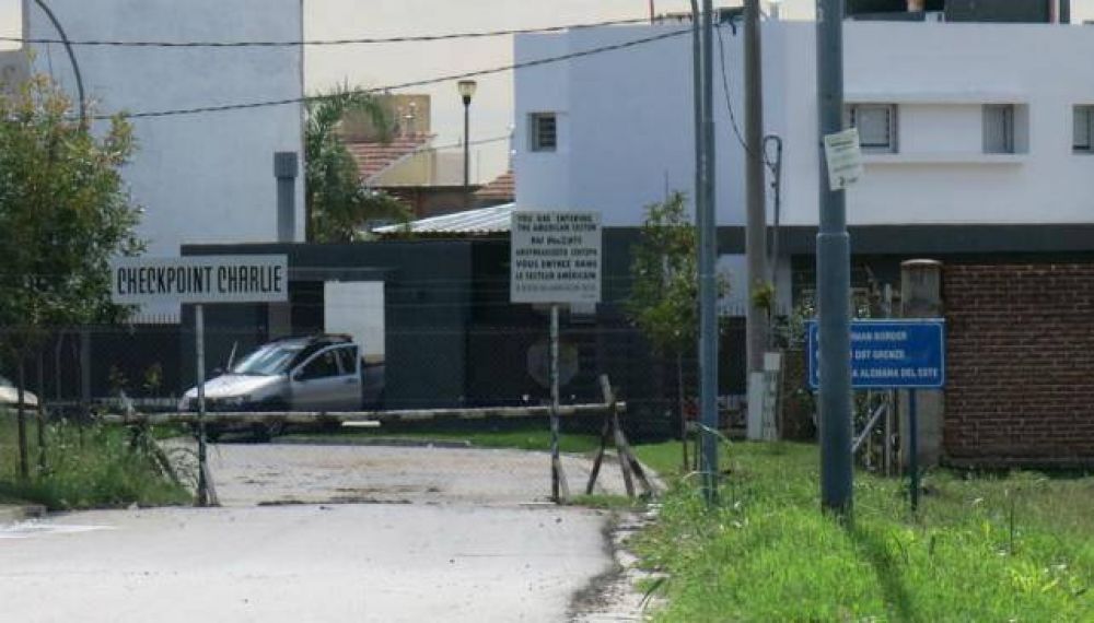 Una parodia del muro de Berl�n en C�rdoba, por el temor a robos