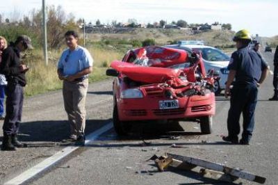 Automovilista sale ileso de milagro en feroz choque contra cami�n