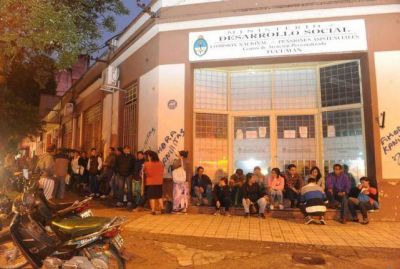 M�s de 12.000 personas hacen cola a la madrugada para conseguir un turno