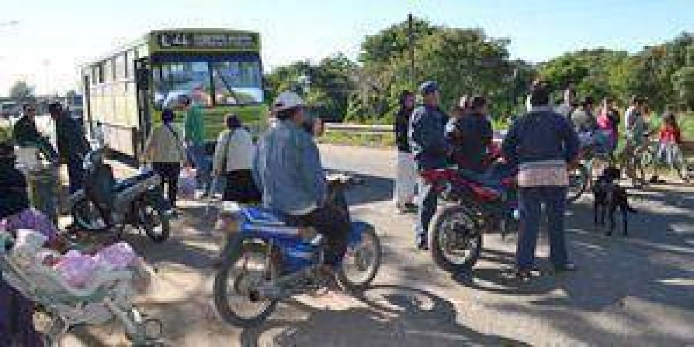 Vecinos del barrio El Porte�o cortan la ruta solicitando gas