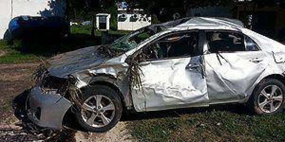 Desvi� a una persona que caminaba en medio de la ruta y volc� su autom�vil