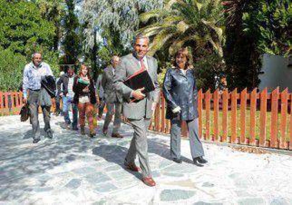 Sapag relativiz� su ausencia y dijo que prioriz� la b�squeda de fondos 