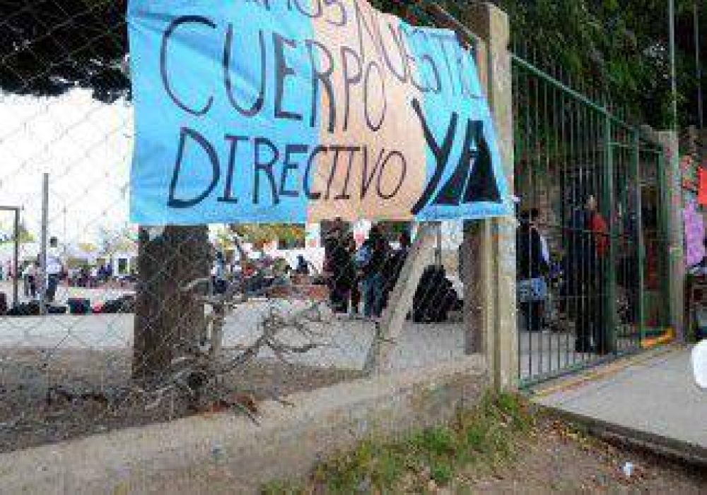 Desplazan a autoridades de un colegio 