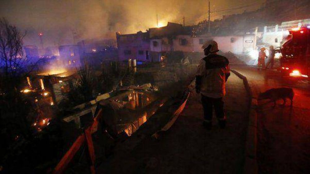 Ascienden a 15 los muertos por el incendio en Valparaso