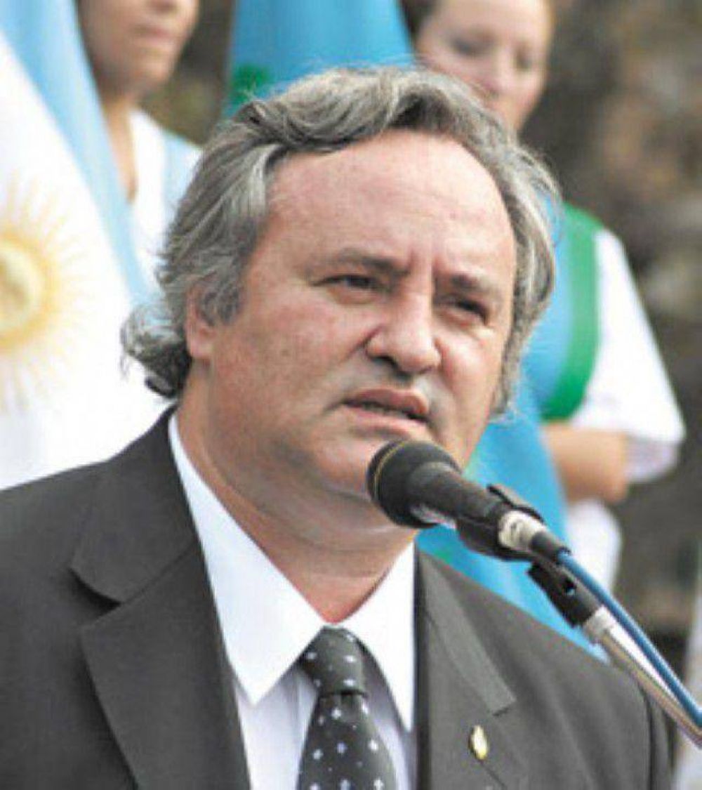 Un intendente defensor de la dictadura genocida, y ahora ladero de Sergio Massa, critica la pol�tica de Seguridad de la Provincia