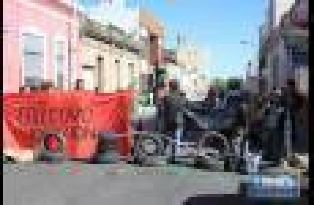 Desocupados y trabajadores de Maci� y Rosario del Tala protestan en calle Espa�a