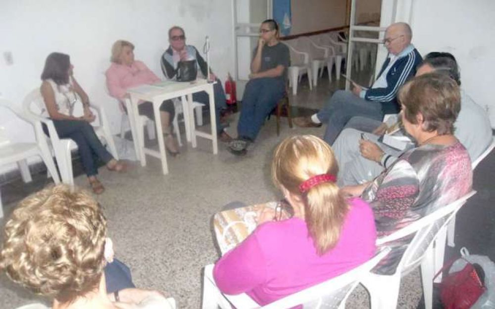 Adultos mayores buscan ayudar a los j�venes