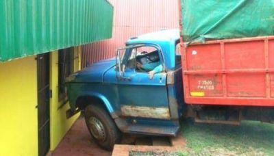 Eldorado: Cami�n de tareferos impact� en las oficinas de la CEEL 