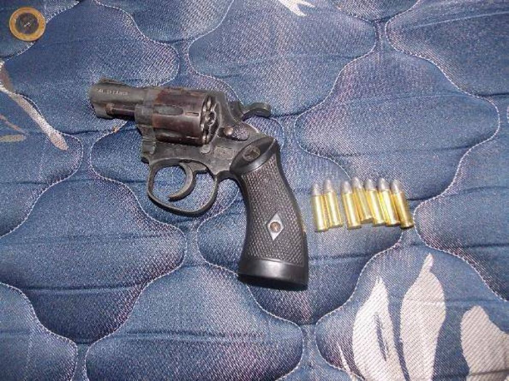En un allanamiento secuestraron armas, municiones y cigarrillos