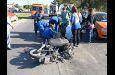 Un matrimonio en una moto choc� contra un cami�n en el Acceso Norte y termin� en el hospital