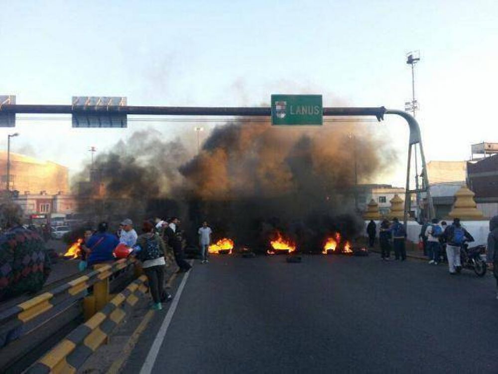CARTONEROS CORTARON PUENTE ALSINA PROVOCANDO UN VERDADERO CAOS DE TRANSITO