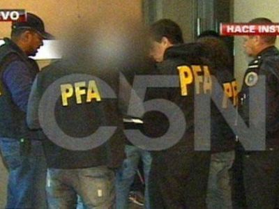 Tres presuntos motochorros dieron una entrevista televisiva y los detuvieron en la puerta del canal