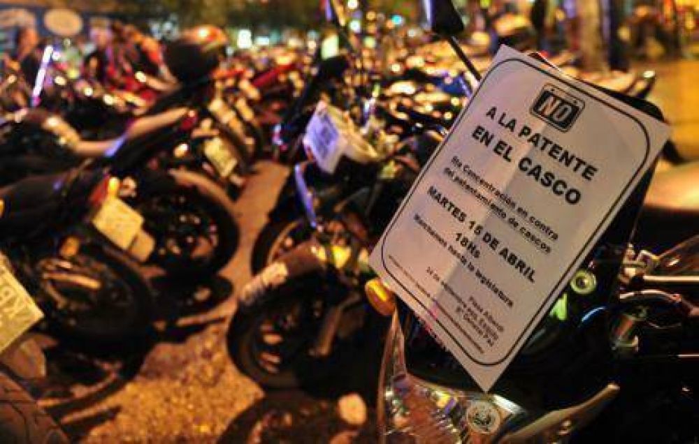 Moteros en marcha contra la patente en el casco 