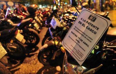 Moteros en marcha contra la patente en el casco 