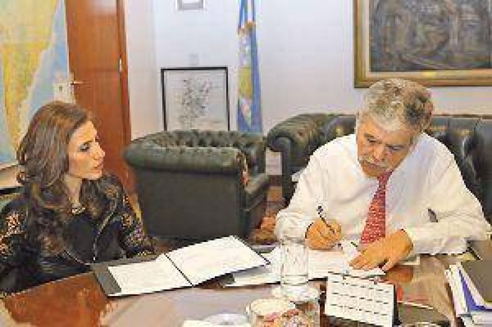 La gobernadora firm� acuerdos con De Vido en el �rea de energ�a