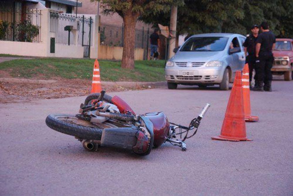 Motociclista grave tras chocar con un cami�n 