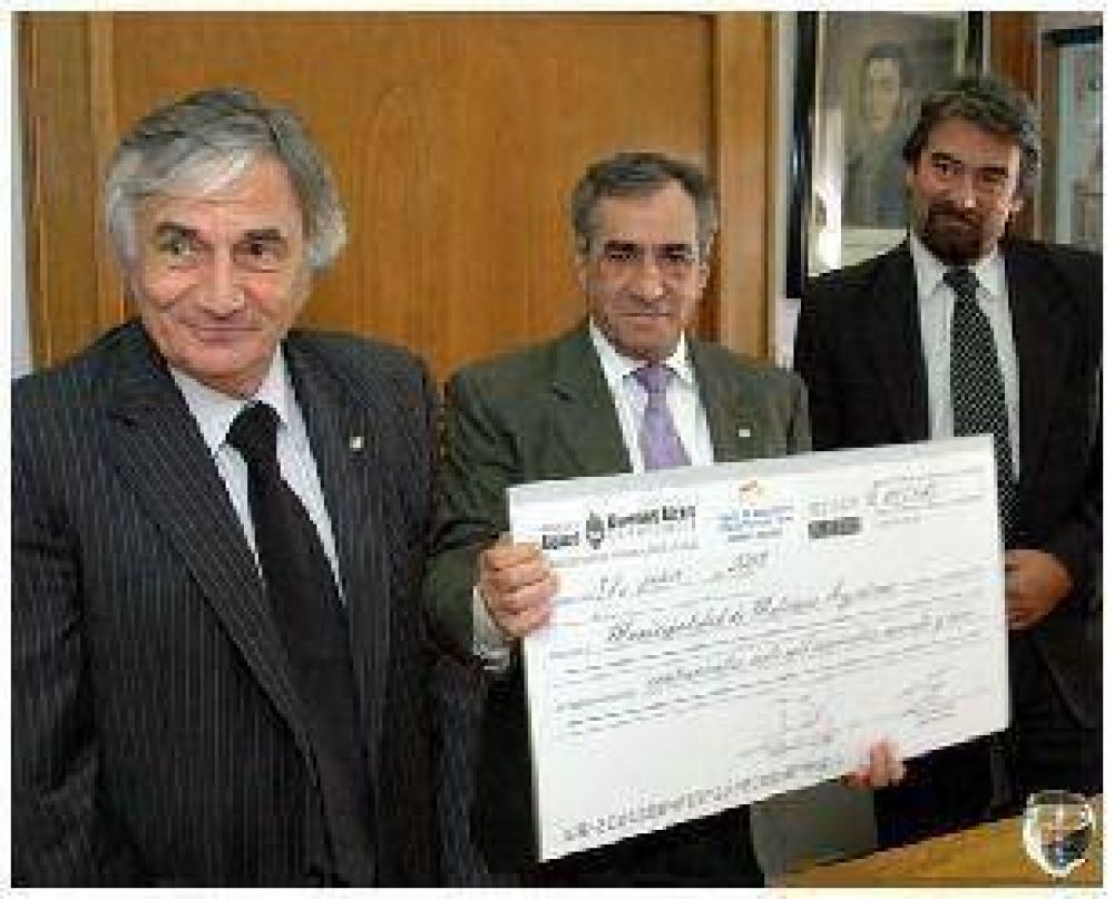 ENTREGAN M�S DE 400 MIL PESOS AL MUNICIPIO DE MALVINAS ARGENTINAS 