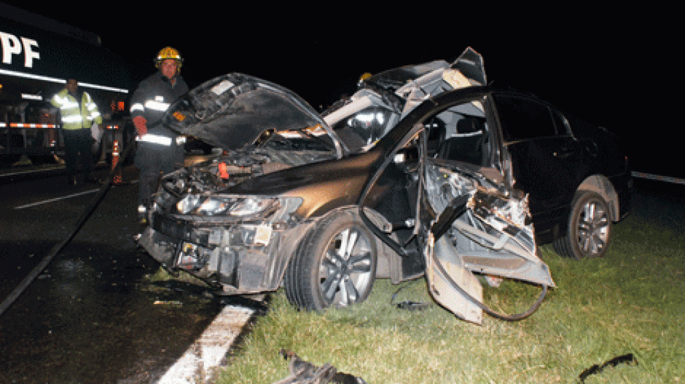 Un tercer autom�vil provoc� el fatal accidente y nunca detuvo su marcha 