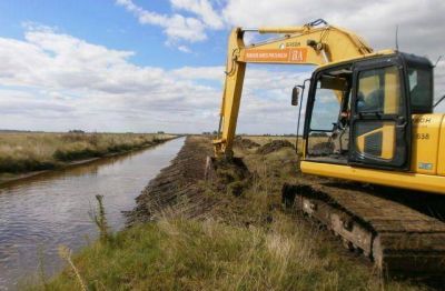 Avanza la limpieza de un canal en varios campos regionales