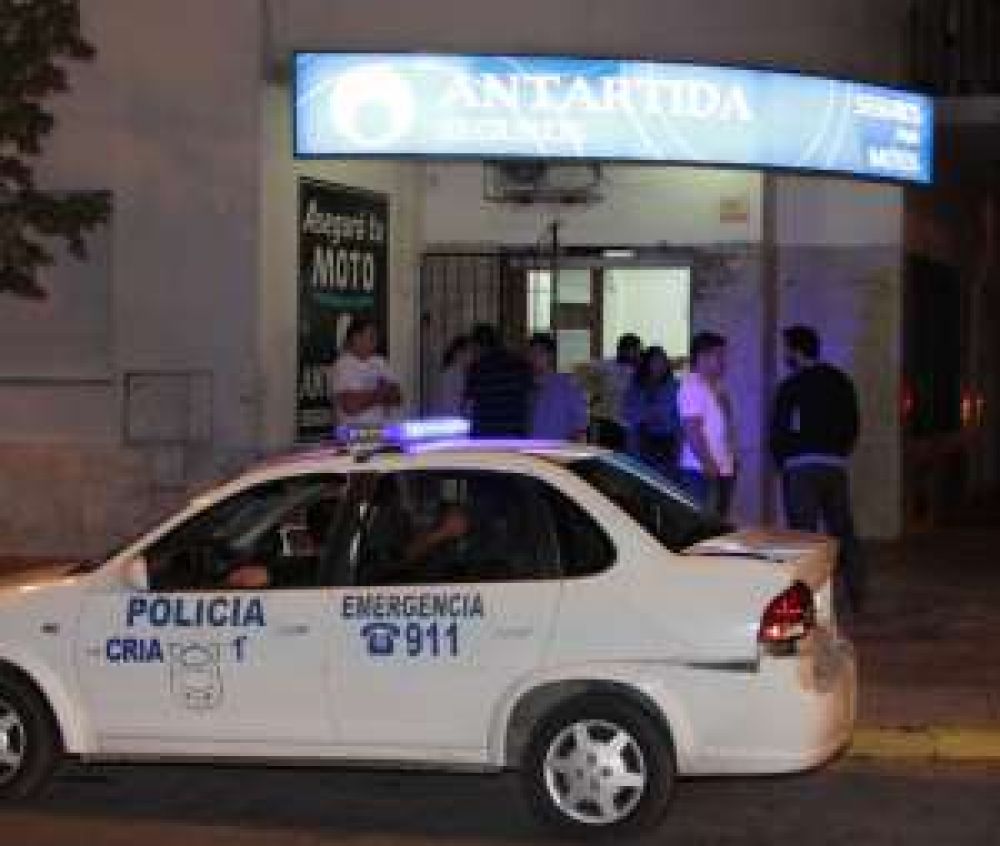 Con armas y en pleno centro, roban $10.250 de un local