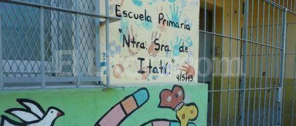 Alumnos y maestras en el suelo para protegerse de un tiroteo