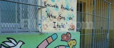 Alumnos y maestras en el suelo para protegerse de un tiroteo