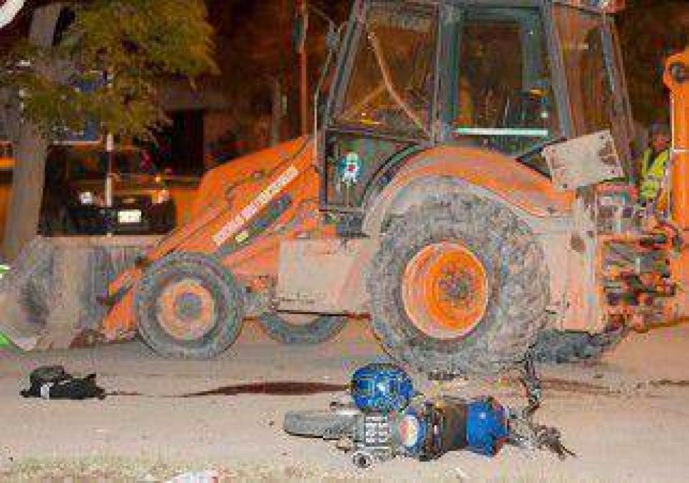 Una joven en grave estado tras chocar contra una retroexcavadora  