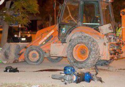Una joven en grave estado tras chocar contra una retroexcavadora  