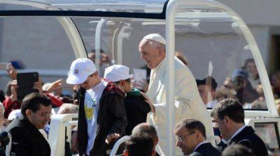 Francisco subi� al papam�vil a dos chicos