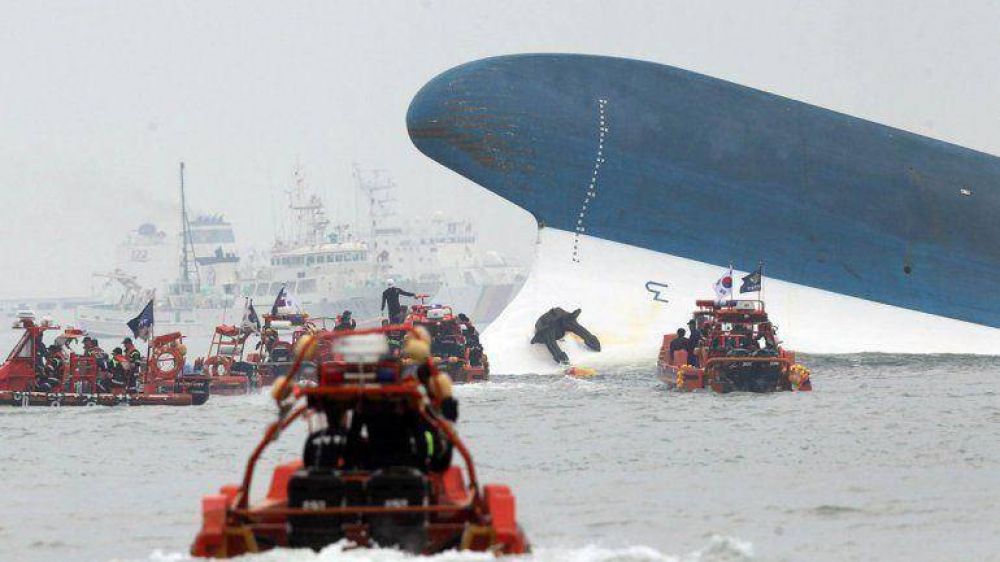 Tragedia en Corea del Sur: tres muertos y casi 300 desaparecidos al naufragar un barco 