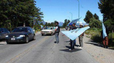 Empleados de Comercio cortaron parcialmente la ruta al Aeropuerto 